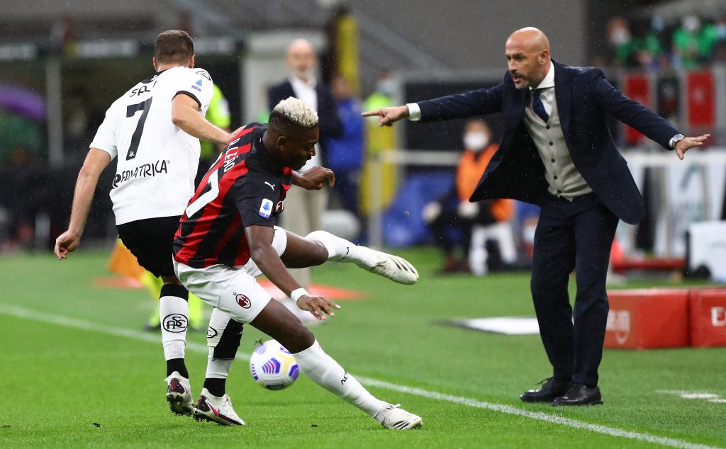 Confronto tra Leao del Milan e Sala dello Spezia davanti agli occhi del tecnico Italiano