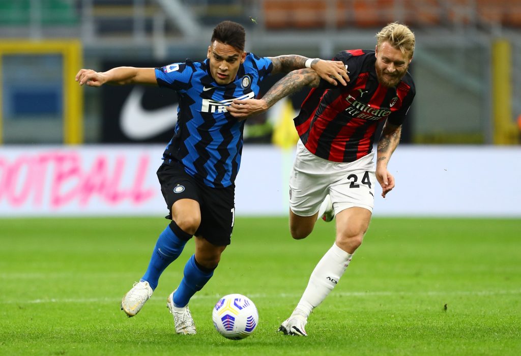 Kjaer del Milan e Lautaro Martinez dell'Inter lottano per il pallone