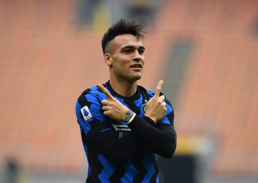 Lautaro Martinez, attaccante nerazzurro, festeggia il gol nel derby contro il Milan