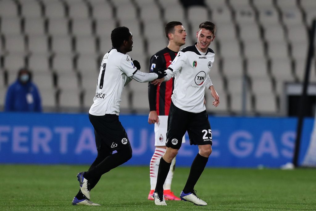 Maggiore e Gyasi festeggiano il goal dello Spezia contro il Milan