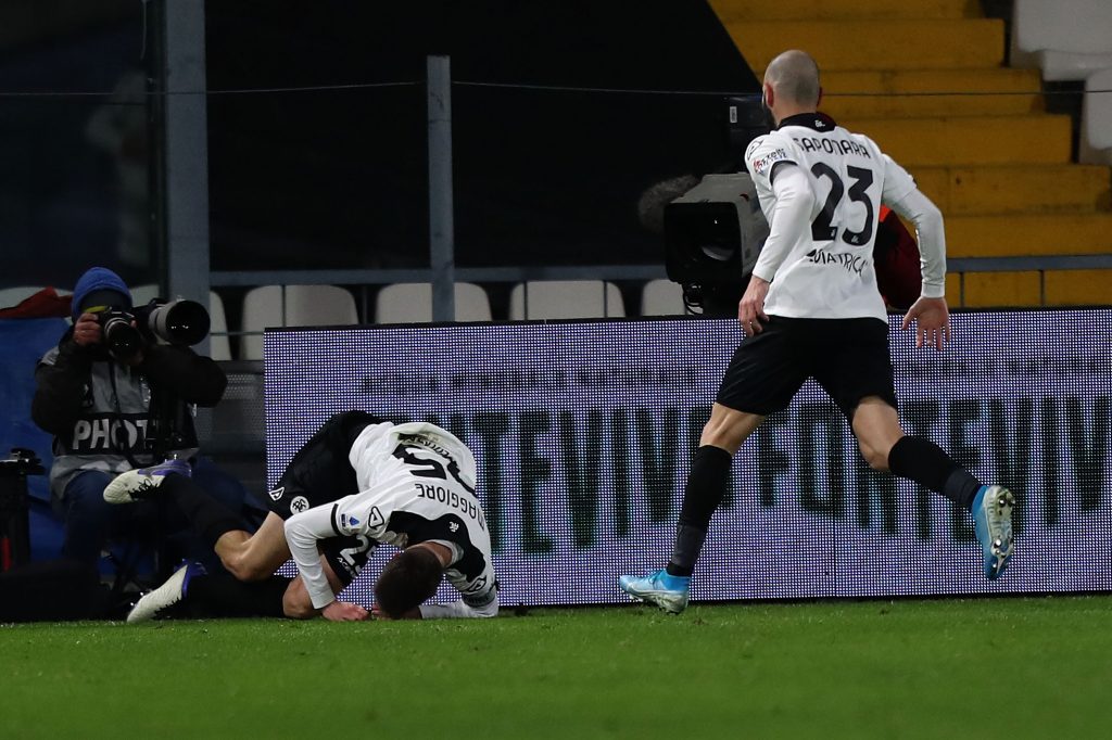 Giulio Maggiore e Riccardo Saponara festeggiano il goal dello Spezia contro il Milan