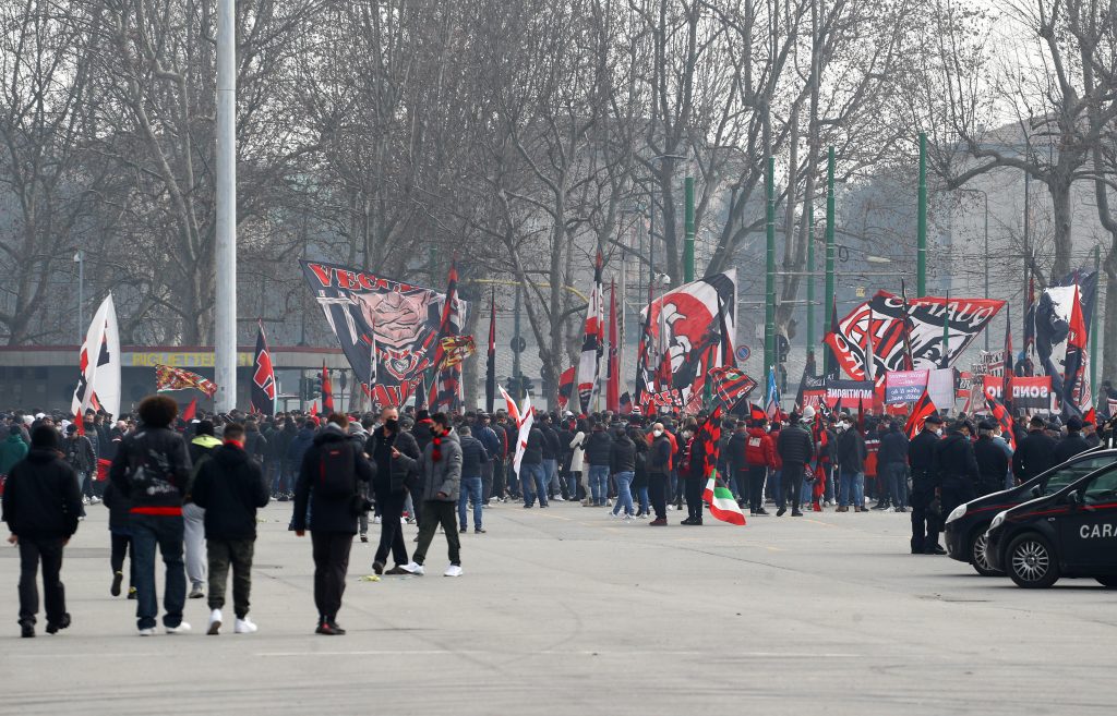 Tifosi del Milan, fuori dalla stadio San Siro