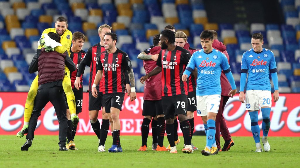 Il Milan festeggia dopo la vittoria contro il Napoli.
