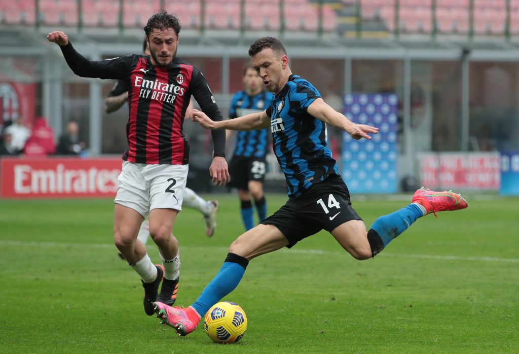 Ivan Perisic dell'Inter al cross contrastato da Davide Calabria del Milan