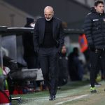 Stefano Pioli sconsolato dopo la sconfitta contro lo Spezia