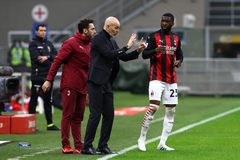 Stefano Pioli, Fikayo Tomori e Hakan Calhanoglu