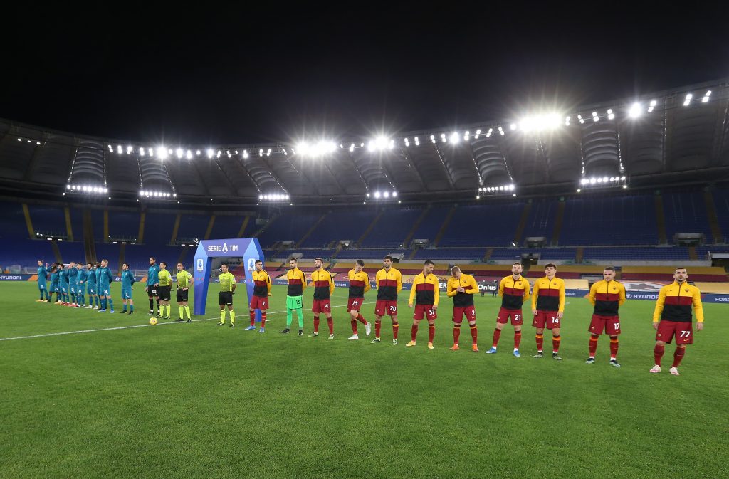 Roma e Milan schierate al centro del campo, all'inizio della gara dell'Olimpico