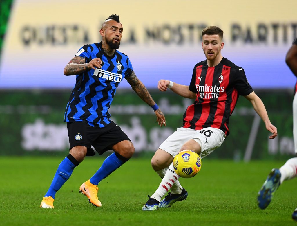 Saelemaekers del Milan e Vidal dell'Inter alla caccia del pallone