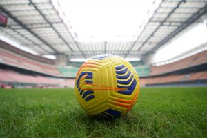 Il pallone ufficiale del campionato di Serie A sul prato di San Siro