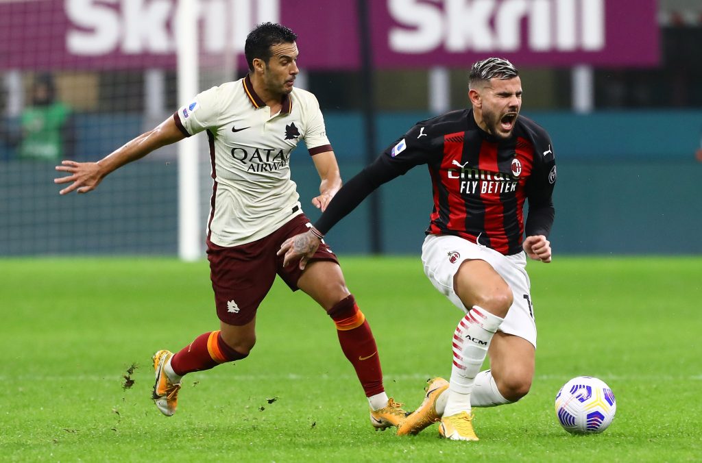 Pedro della Roma colpisce Theo Hernandez del Milan