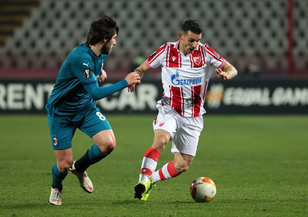 Sandro Tonali del Milan a contrasto con Filippo Falco della Stella Rossa in Europa League