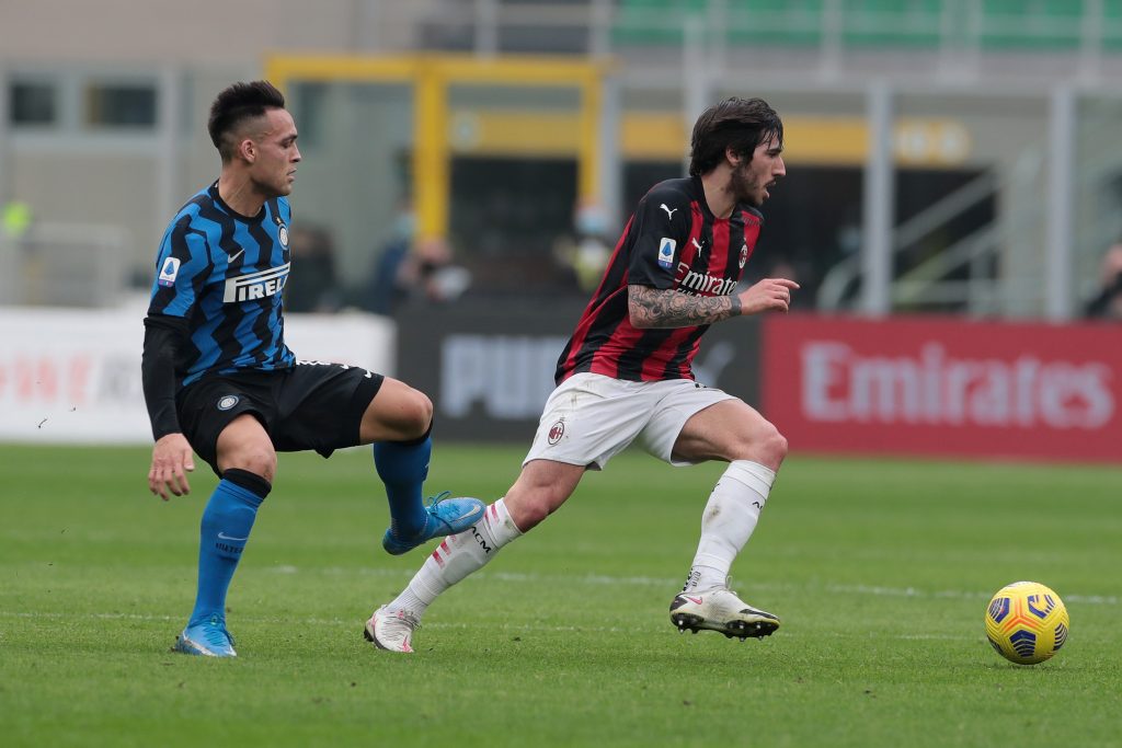 Sandro Tonali e Lautaro Martinez nel derby