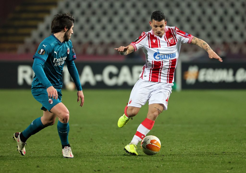 Sandro Tonali del Milan a contrasto con Filippo Falco della Stella Rossa in Europa League