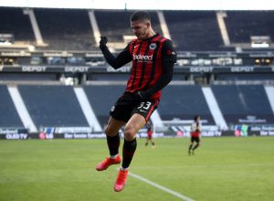 André Silva esulta con la maglia dell'Eintrach Francoforte