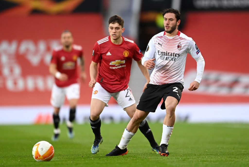 Calabria del Milan pressato da James del Manchester Utd