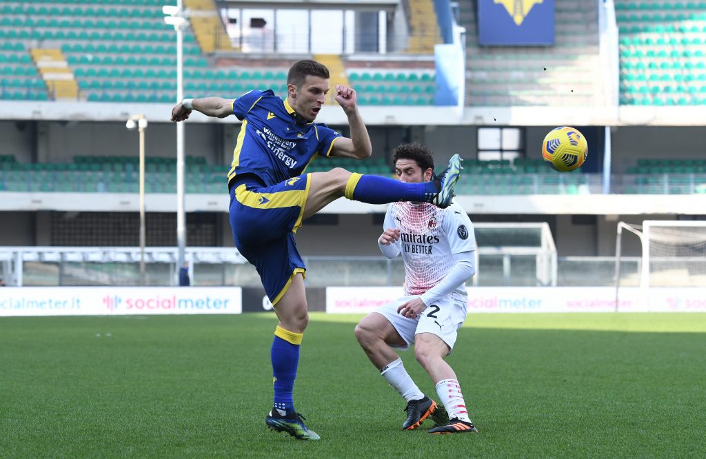 Darko Lazovic e Davide Calabria in azione al Bentegodi in Hellas Verona-Milan