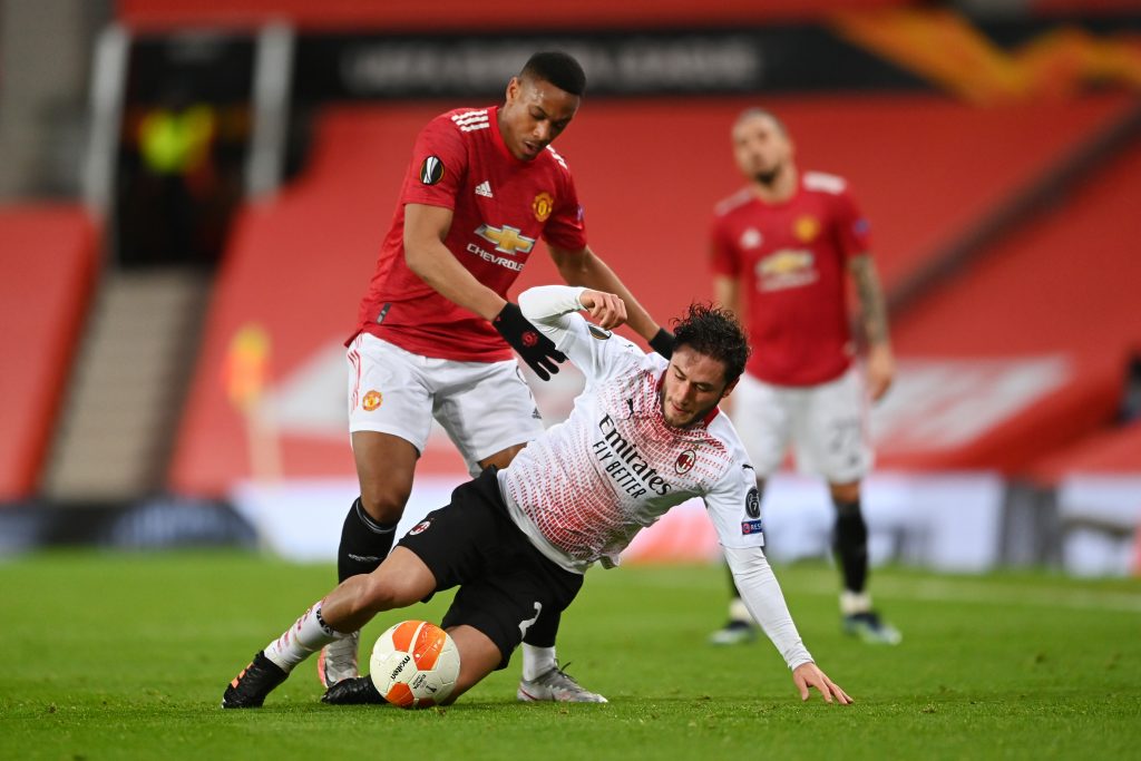 Calabria del Milan ferma Martial del Manchester United