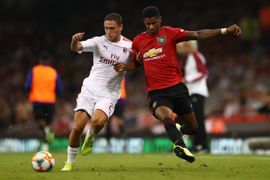 Confronto tra Calabria del Milan e Rashford del Manchester Utd durante la ICC 2020