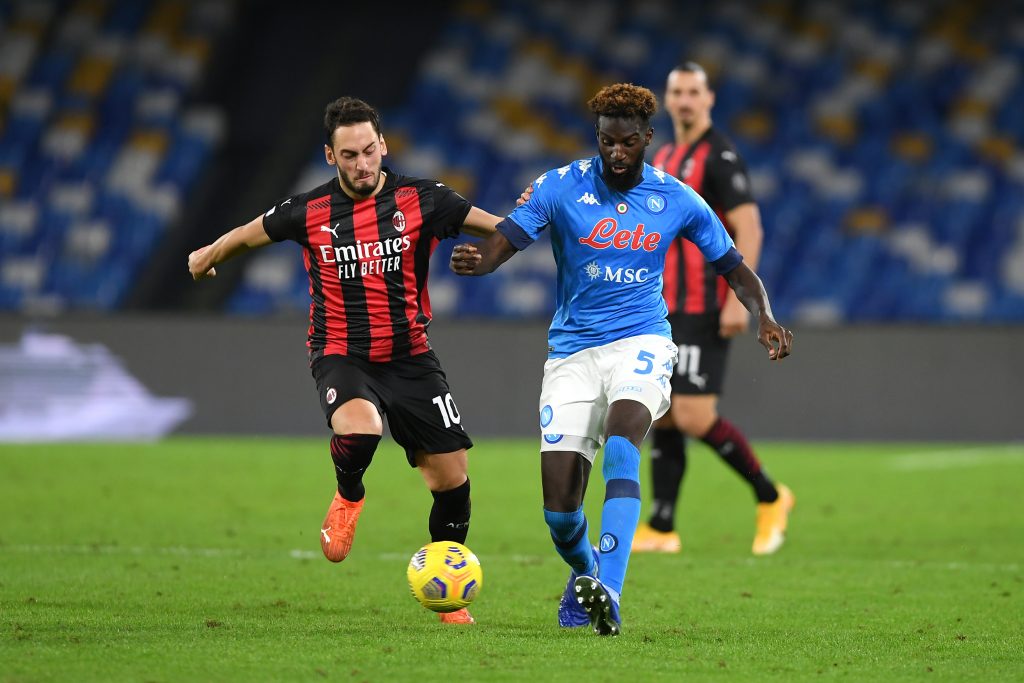 Calhanoglu del Milan e Bakayoko del Napoli a contrasto al "Maradona"