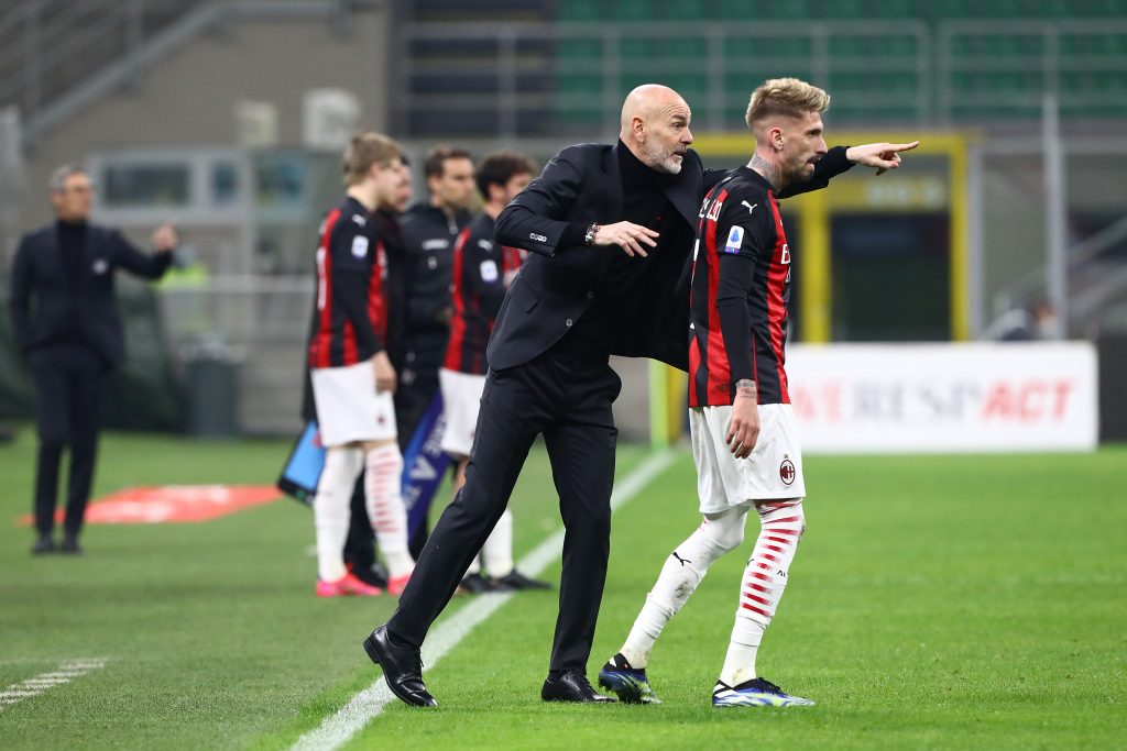Il tecnico del Milan Stefano Pioli spiega i movimenti a Samu Castillejo