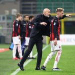 Il tecnico del Milan Stefano Pioli spiega i movimenti a Samu Castillejo