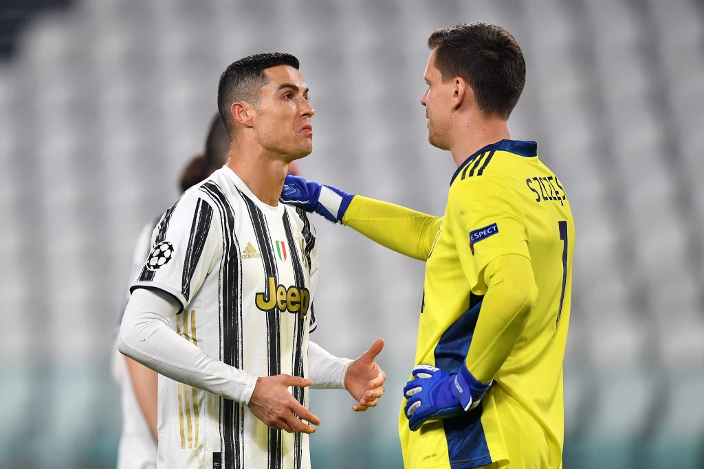 Cristiano Ronaldo e Szczesny si spiegano dopo il goal subito dalla Juventus