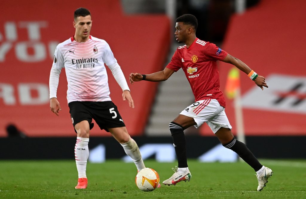 Diogo Dalot del Milan fronteggia Amad Diallo del Manchester United