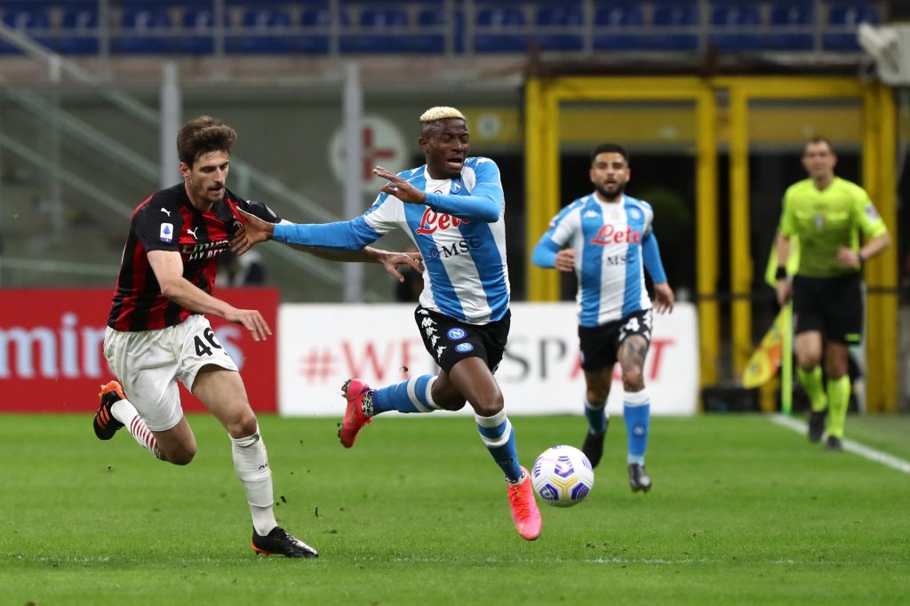 Victor Osimhen del Napoli tenta di scappare a Gabbia del Milan