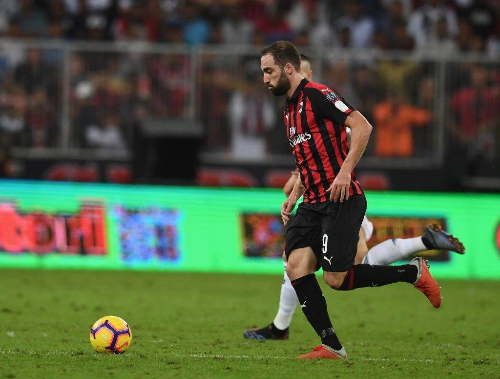 Higuain in azione con la maglia del Milan