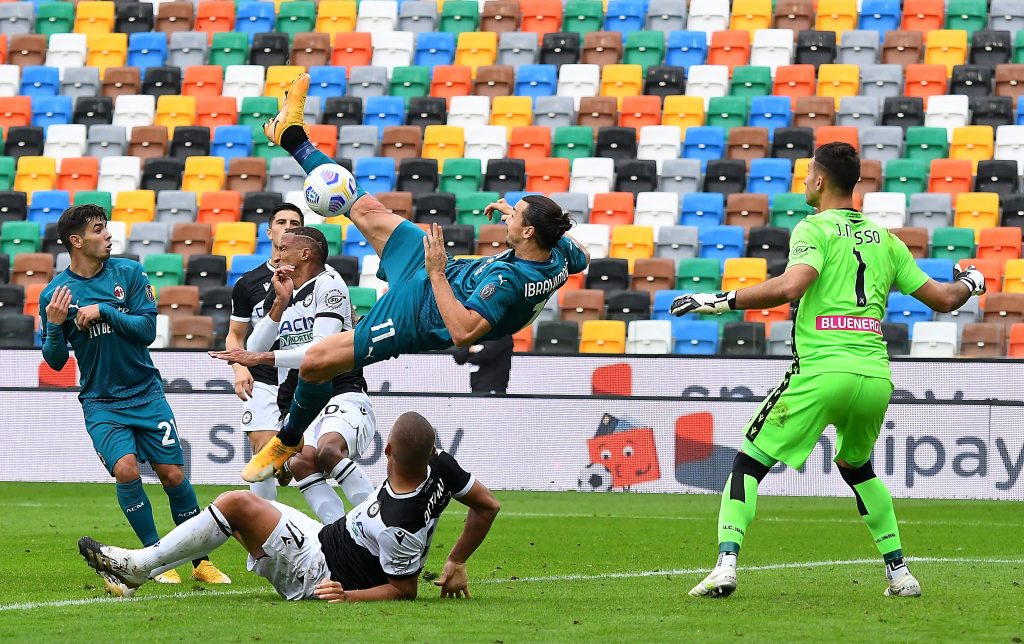 Ibrahimovic, da terra, guarda entrare il pallone in porta alle spalle di un sorpreso Musso.