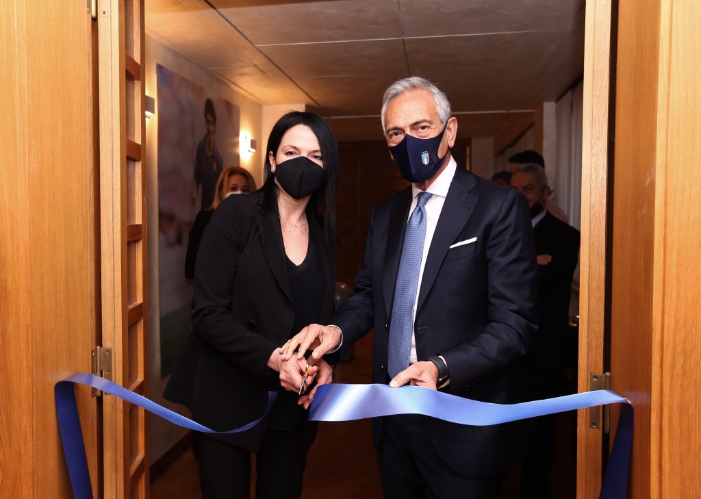 Il taglio del nastro della Sala Paolo Rossi effettuato dal Presidente Gravina e dalla moglie ex attaccante azzurro Federica Cappelletti