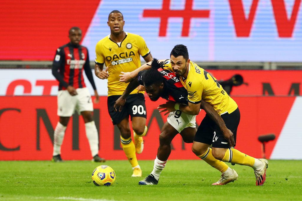 Kessie in azione contro Arslan dell'Udinese