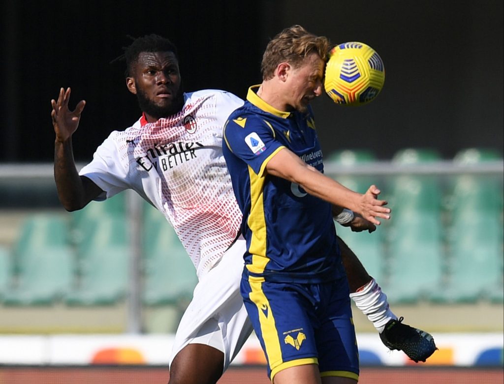 Franck Kessie del Milan a contrasto con Antonin Barak del Verona