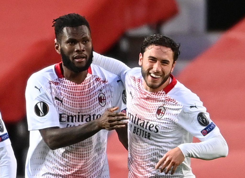 Abbraccio tra Kessie e Calabria durante Manchester Utd-Mil