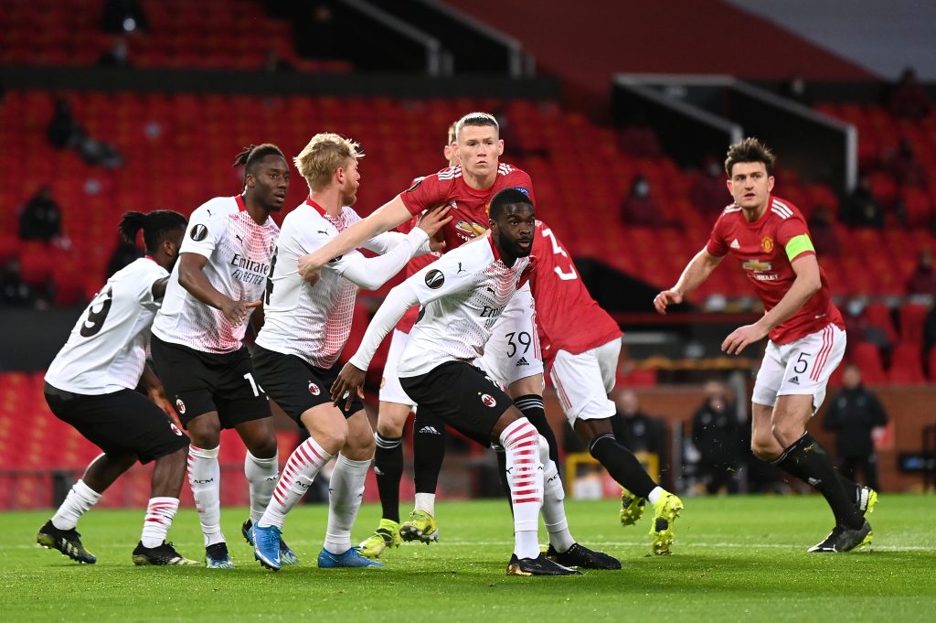 Kjaer e Tomori in stretta marcatura su un attacco del Manchester United