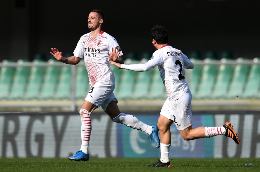 Rade Krunic e Davide Calabria festeggiano dopo il gol del centrocampista bosniaco contro il Verona