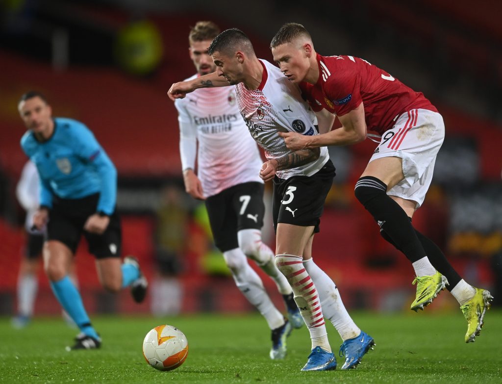 McTominay ferma fallosamente Krunic al limite dell'area: l'arbitro Vincic è lì, ma...