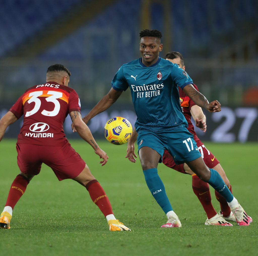 Rafael Leao del Milan affrontata da Bruno Peres della Roma