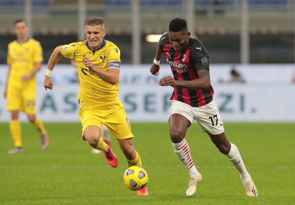 Lazovic del Verona rincorre Leao del MilanLazovic del Verona rincorre Leao del Milan