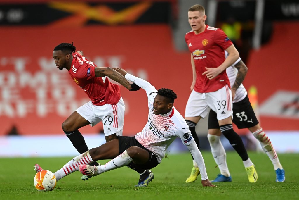 Rafael Leao del Milan a contrasto con Wan Bissaka del Manchester Utd