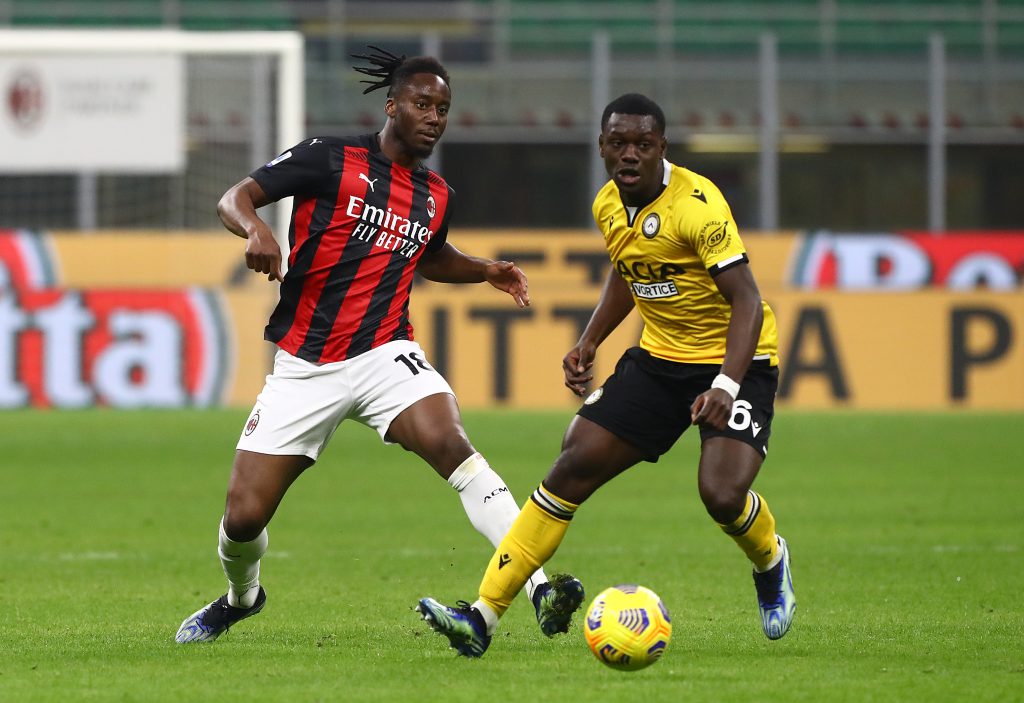 Confronto a centrocampo tra Meité del Milan e Makengo dell'Udinese