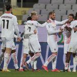 I giocatori del Milan festeggiano dopo il gol segnato da Calhanoglu contro la Fiorentina