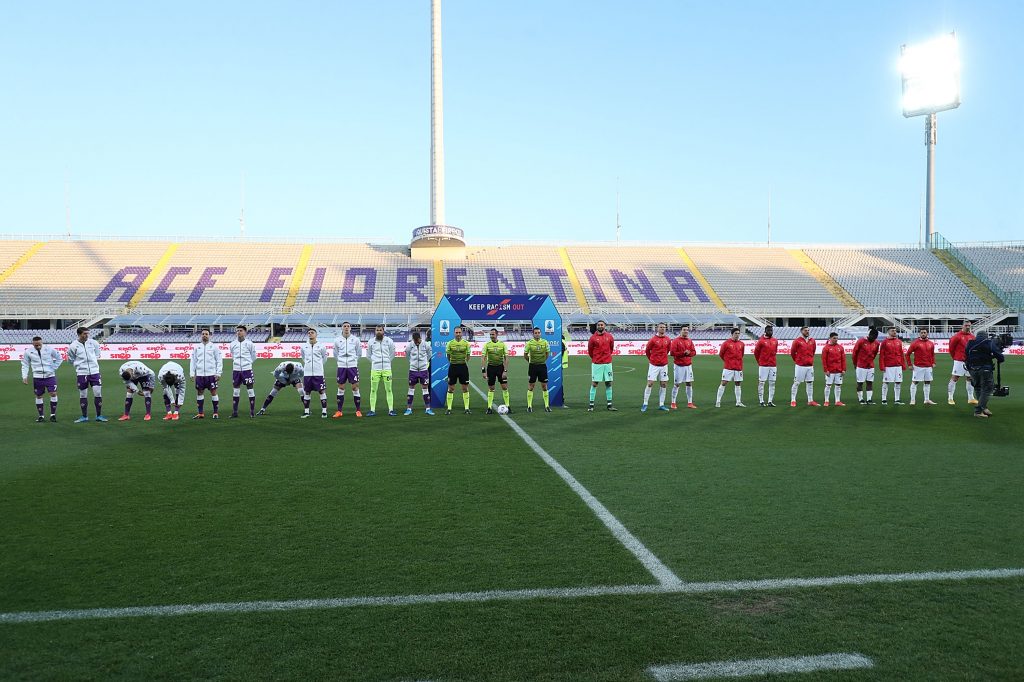 Fiorentina e Milan schierate al centro dello stadio "Artemio Franchi" di FirenzeFiorentina e Milan schierate al centro dello stadio "Artemio Franchi" di Firenze