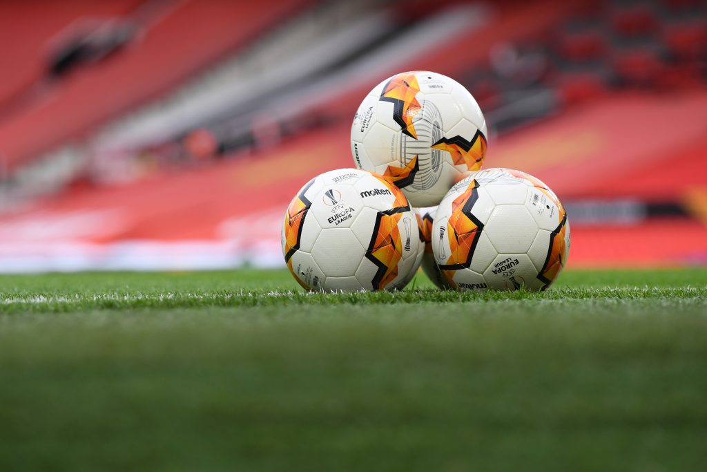 I palloni ufficiali dell'Europa League sul prato dell'Old Trafford di Manchester