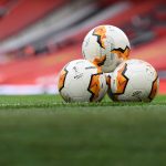 I palloni ufficiali dell'Europa League sul prato dell'Old Trafford di Manchester