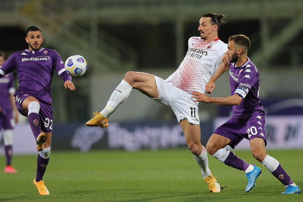 Ibrahimovic in azione contro German Pezzella della Fiorentina