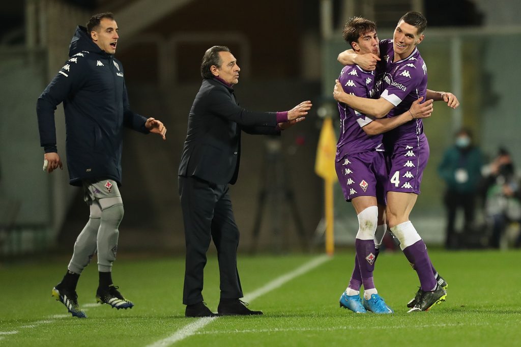 Prandelli esulta con Milenkovic e Vlahovic dopo un goal della Fiorentina