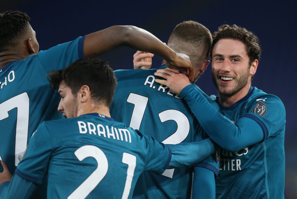 I calciatori del Milan abbracciano Rebic dopo il goal alla Roma