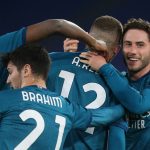 I calciatori del Milan abbracciano Rebic dopo il goal alla Roma