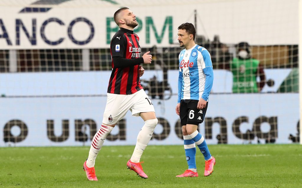 Ante Rebic esce dal campo dopo l'espulsione subita